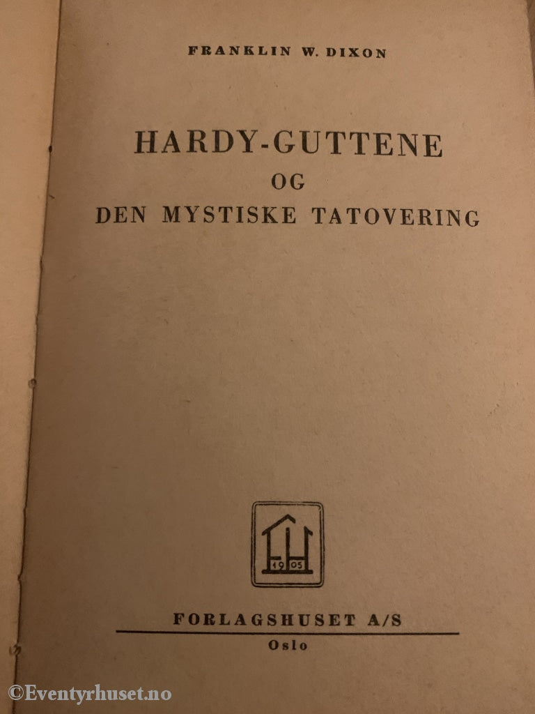 Hardy-Guttene Nr 23. Og Den Mystiske Tatovering. 1955. Fortelling