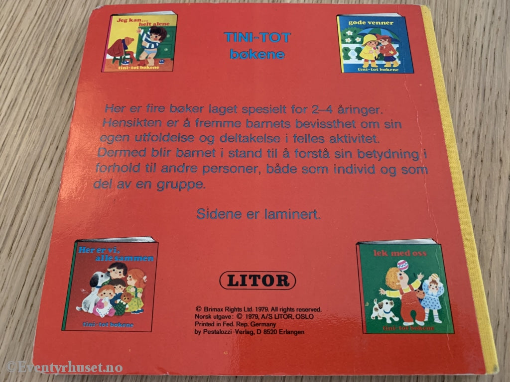 Her Vi Alle Sammen. 1979. Tini-Tot Bøkene. Fortelling