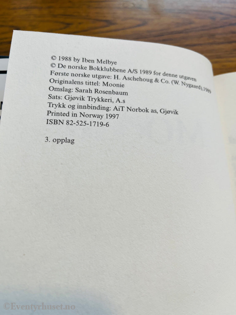 Iben Melbye. 1997. Moonie. Bok.