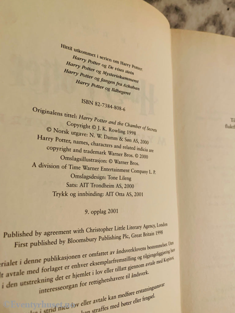 J. K. Rowling. 1998/01. Harry Potter Og Mysteriekammeret. Fortelling