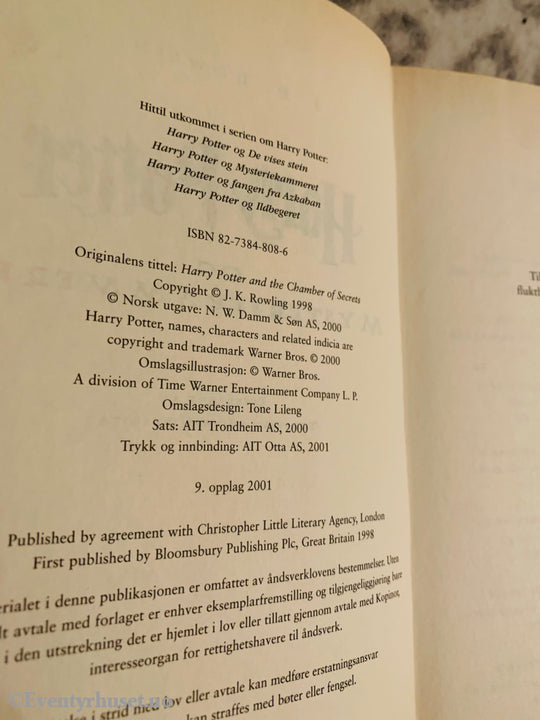 J. K. Rowling. 1998/01. Harry Potter Og Mysteriekammeret. Fortelling