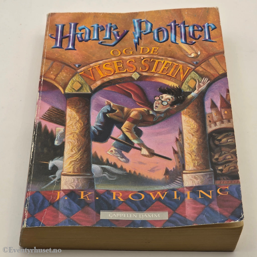 J.K. Rowling, 1999, Harry Potter og de vises stein. Bok.