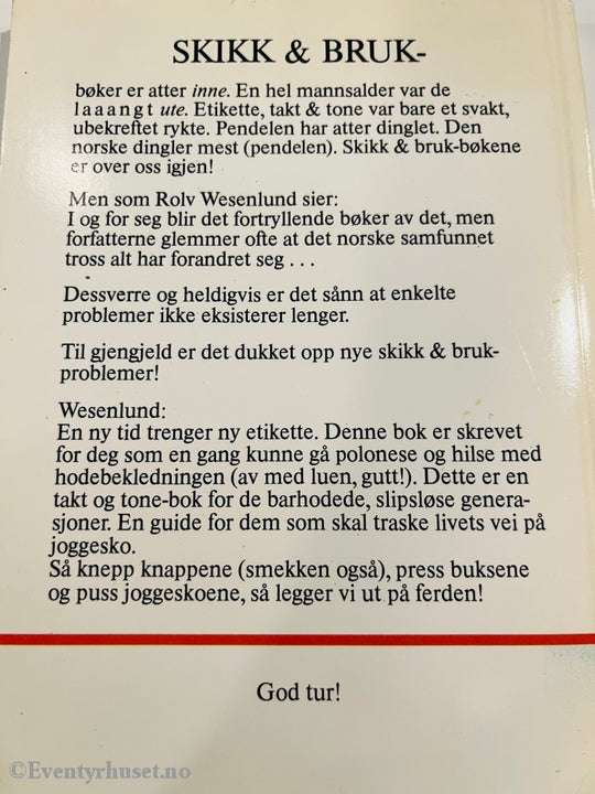 Johan Helmertz. 1985. Den Bakvendte Skikk Og Bruk Boken. Fortelling