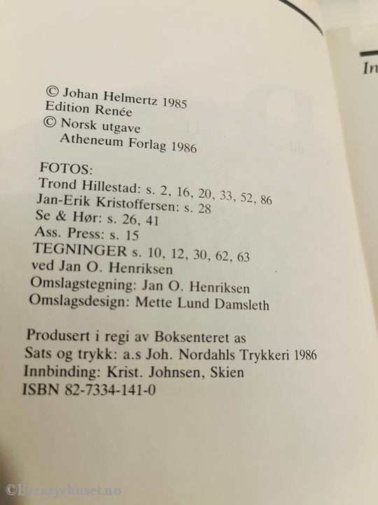 Johan Helmertz. 1985. Den Bakvendte Skikk Og Bruk Boken. Fortelling