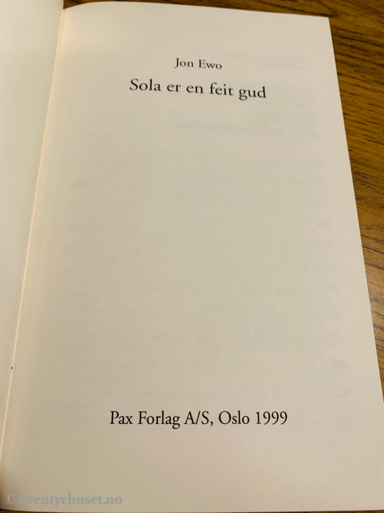 Jon Ewo. 1999. Sola Er En Feit Gud. Fortelling