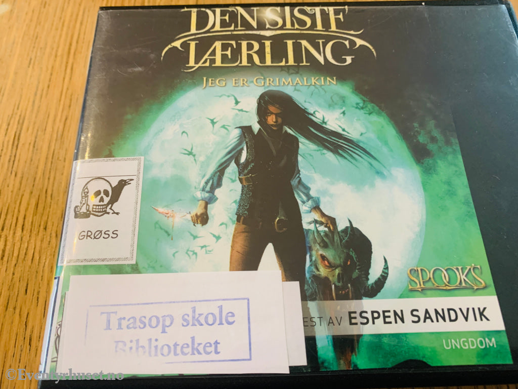 Joseph Delaney. Den siste lærling: Jeg er Grimalkin. 2013. Lydbok på CD.