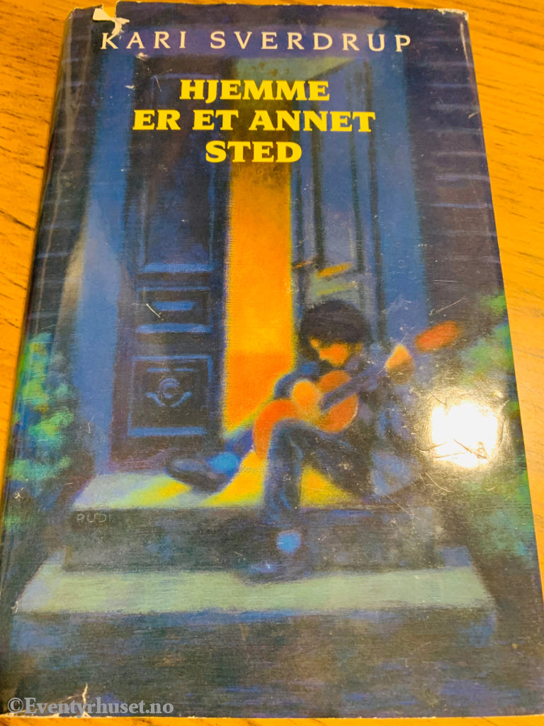Kari Sverdrup. 1993. Hjemme Er Et Annet Sted. Fortelling