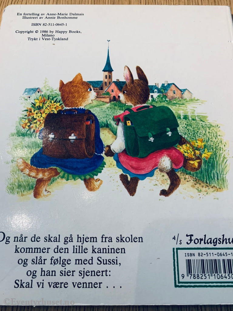 Kattungen Sussi Begynner På Skolen. 1986. Fortelling