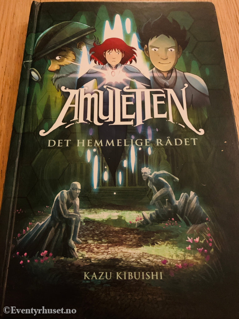 Kazu Kibuishi. 2013. Amuletten: Det hemmelige rådet. Bok. Pioneer Home Entertainment