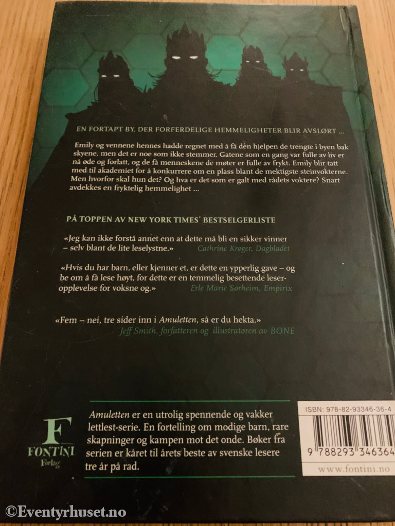 Kazu Kibuishi. 2013. Amuletten: Det hemmelige rådet. Bok. Pioneer Home Entertainment