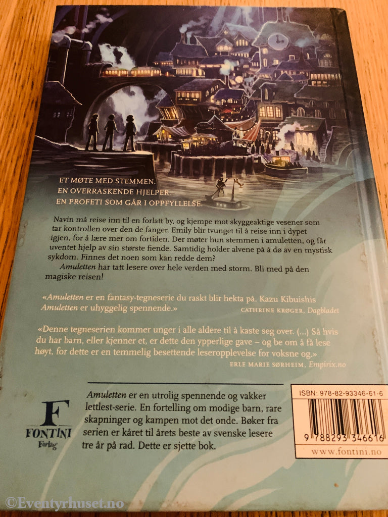 Kazu Kibuishi. 2014. Amuletten: Flukten fra Lucien. Bok. Walt Disney Home Video