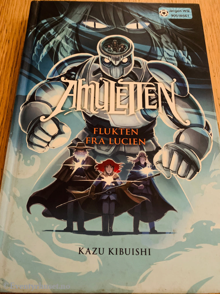 Kazu Kibuishi. 2014. Amuletten: Flukten fra Lucien. Bok. Walt Disney Home Video