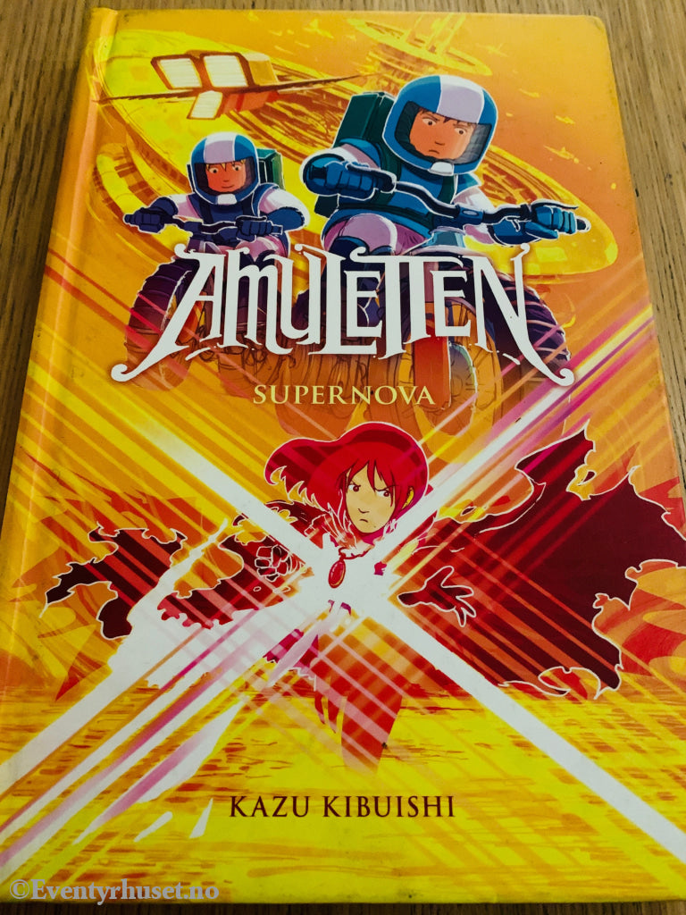 Kazu Kibuishi. 2018. Amuletten: Supernova. Bok. Walt Disney Home Video