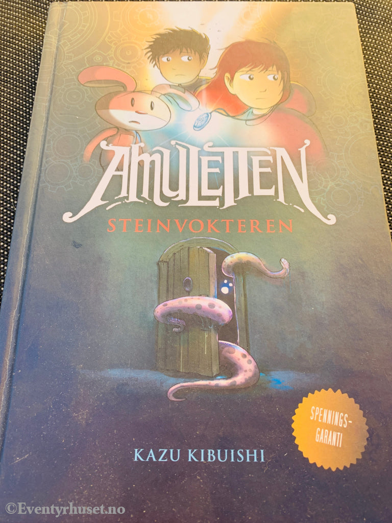 Kazu Kibuishi. Amuletten Steinvokteren. Bok.