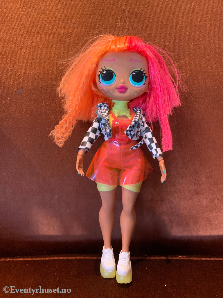 L.O.L. Surprise dukke med fargerikt antrekk.