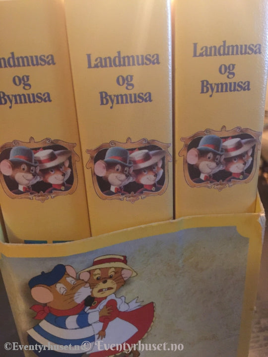 Landmusa Og Bymusa På Eventyr Jorden Rundt. 2001. Samleboks. 3 X Vhs. Vhs