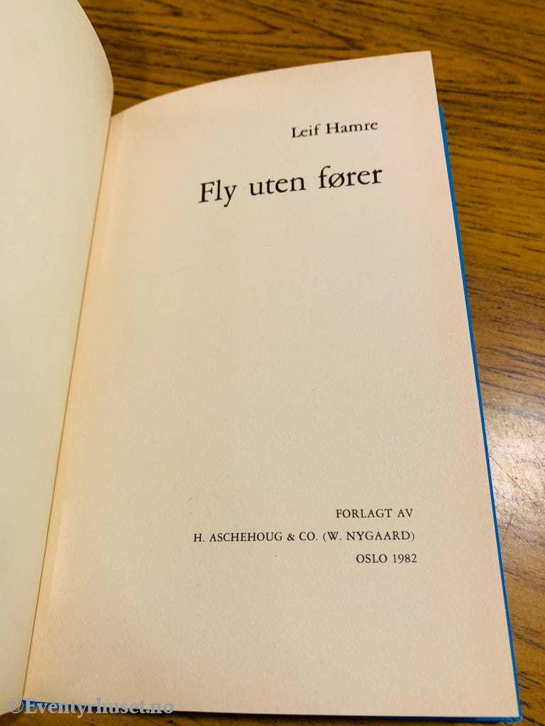 Leif Hamre. 1982. Fly Uten Fører. Fortelling