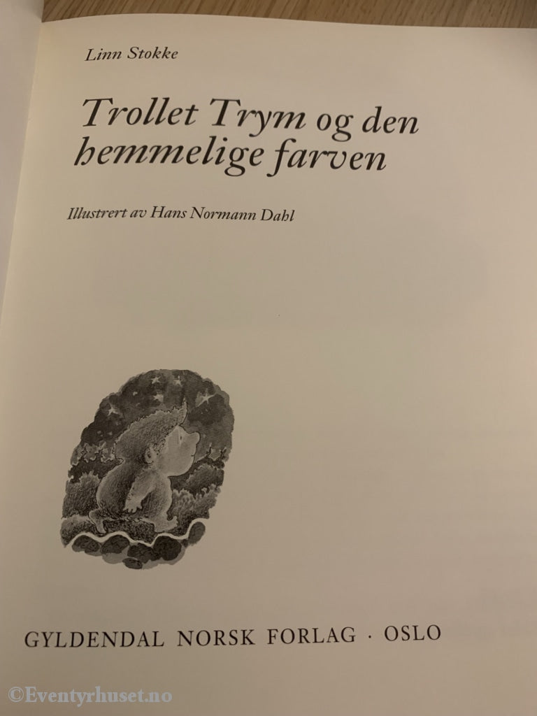 Linn Stokke & Hans Normann Dahl. 1994. Trollet Trym Og Den Hemmelige Farven. Fortelling
