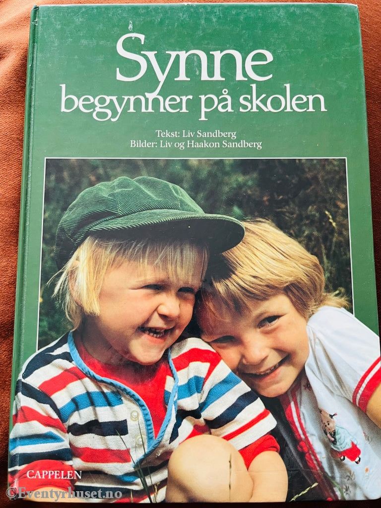 Liv Sandberg. 1988. Synne Begynner På Skolen (To Hus Tett I Tett). Fortelling