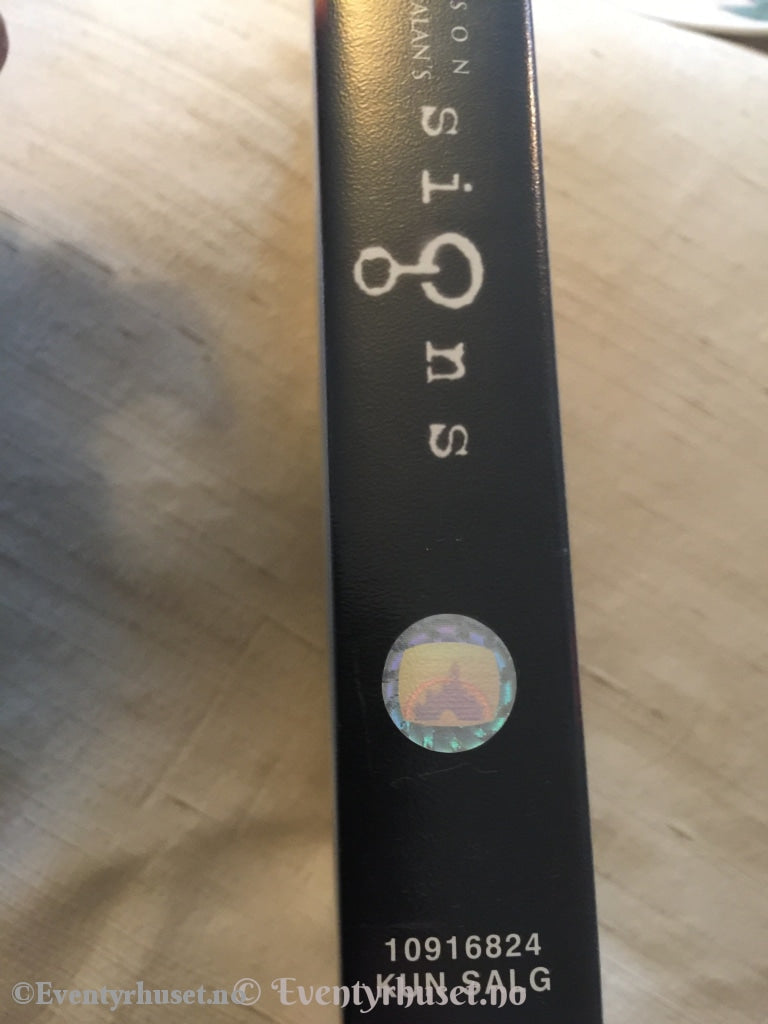M. Night Shyamalans Signs. 2002. Vhs. Vhs
