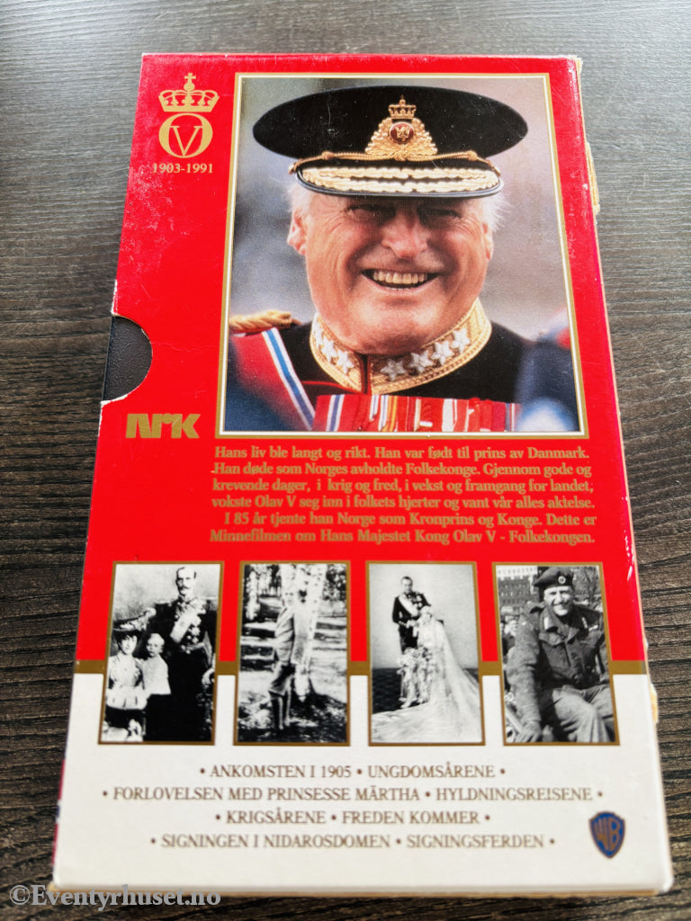 Minnefilmen om H. M. Kong Olav V – Folkekongen. VHS. Ny i plast!
