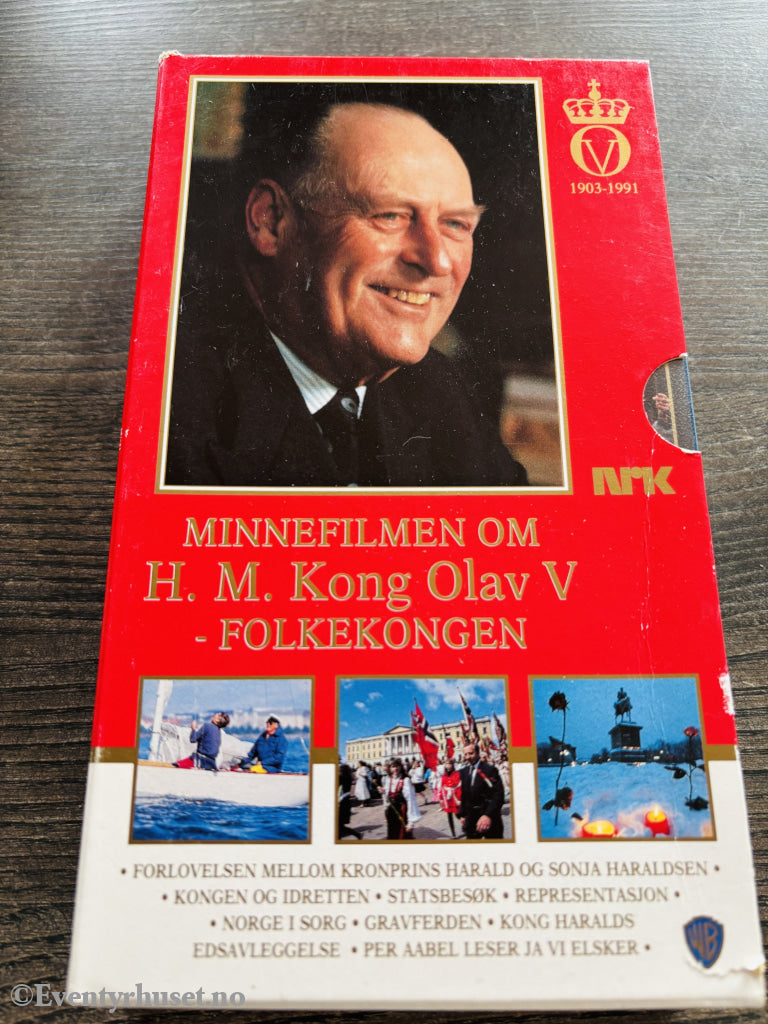 Minnefilmen om H. M. Kong Olav V – Folkekongen. VHS. Ny i plast!