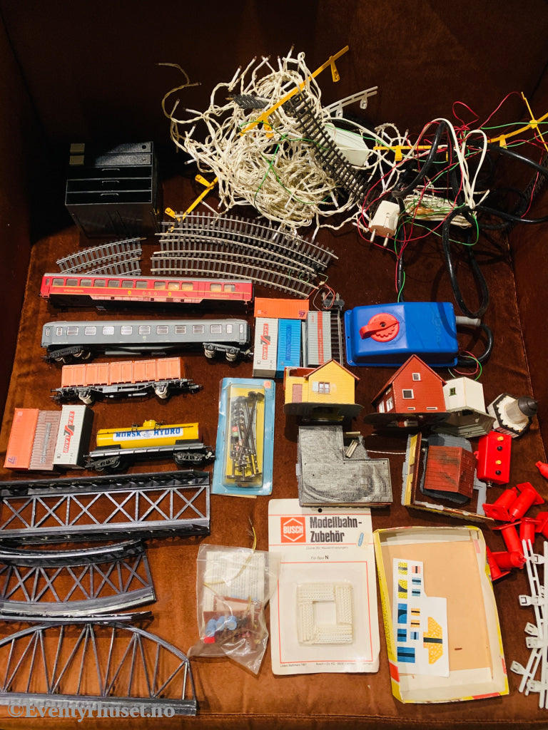 Modelljernbane – tog, skinner og tilbehør (samlet lot)