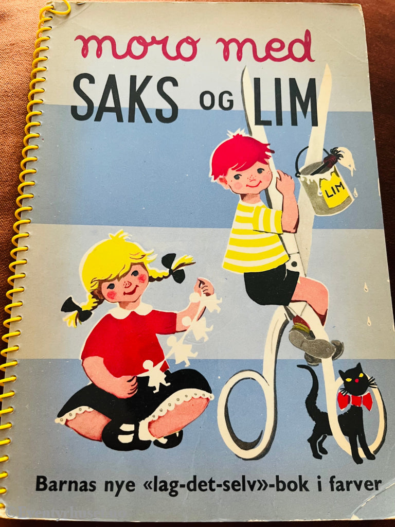 Moro Med Saks Lim. 1955. Fortelling