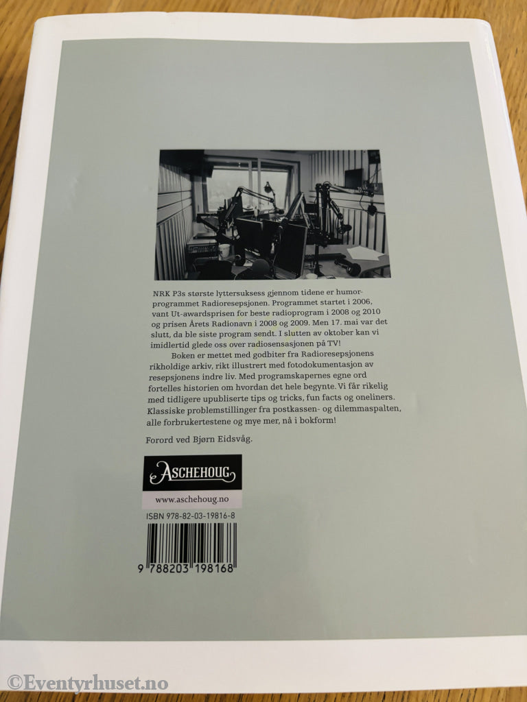 NRK / Aschehoug. Den relativt store boka om radioresepsjonen. Bok.