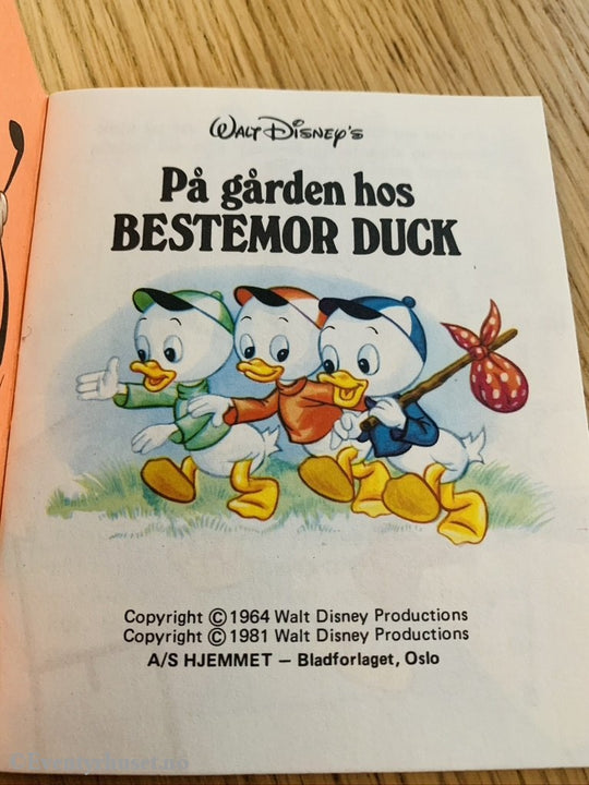 På Gården Hos Bestemor Duck (Disneys Minni Bøker 17). 1964/81. Fortelling