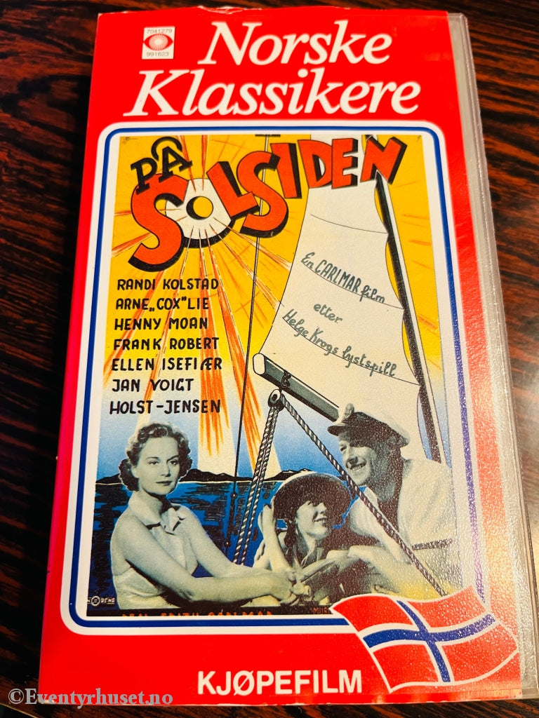 På Solsiden (Norske Klassikere). 1956. Vhs. Vhs
