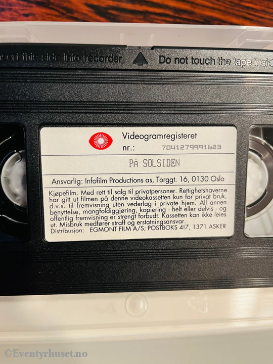 På Solsiden (Norske Klassikere). 1956. Vhs. Vhs