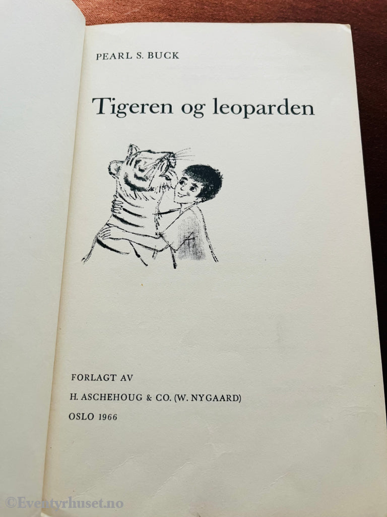 Pearl S. Buck. 1966. Tigeren Og Leoparden. Fortelling