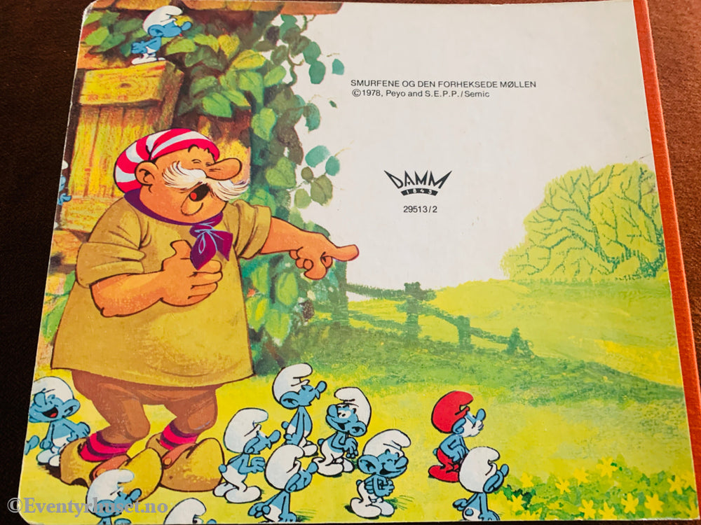 Peyo. Smurfene og den forheksede møllen. 1983. Bok.