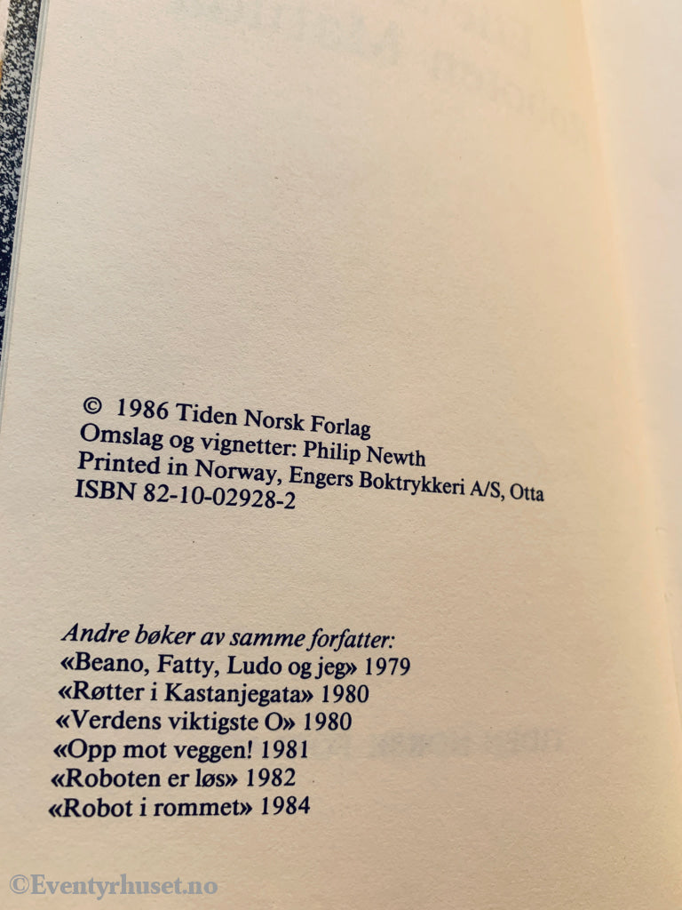 Philip Newth. 1986. Ettersøkt: Roboten Matilda. Fortelling