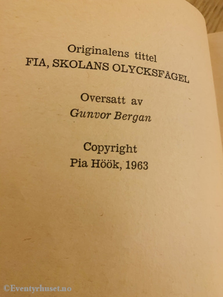 Pia Hook. 1963. Fia - Skolens Ulykkesfugl (Fredhöis Pikeböker). Fortelling