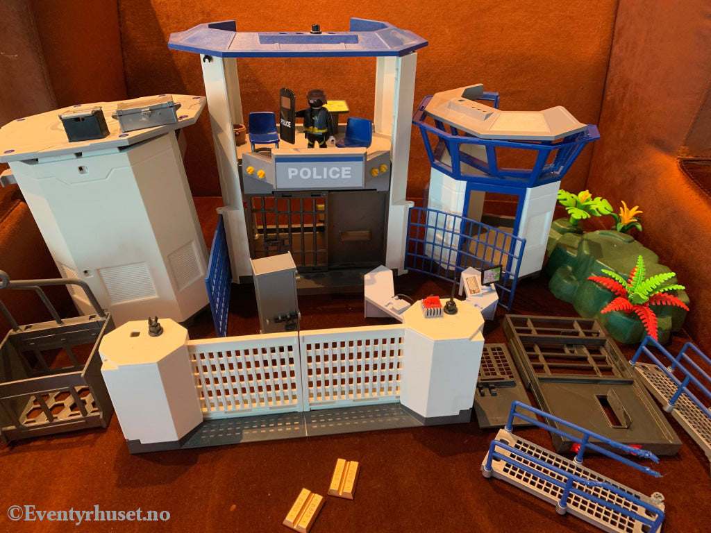 Playmobil politistasjon med fengsel og tilbehør.