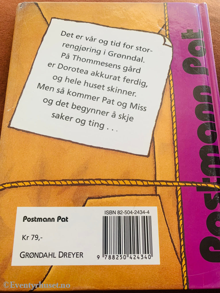 Postmann Pat I Tåka. 1988/96. Fortelling