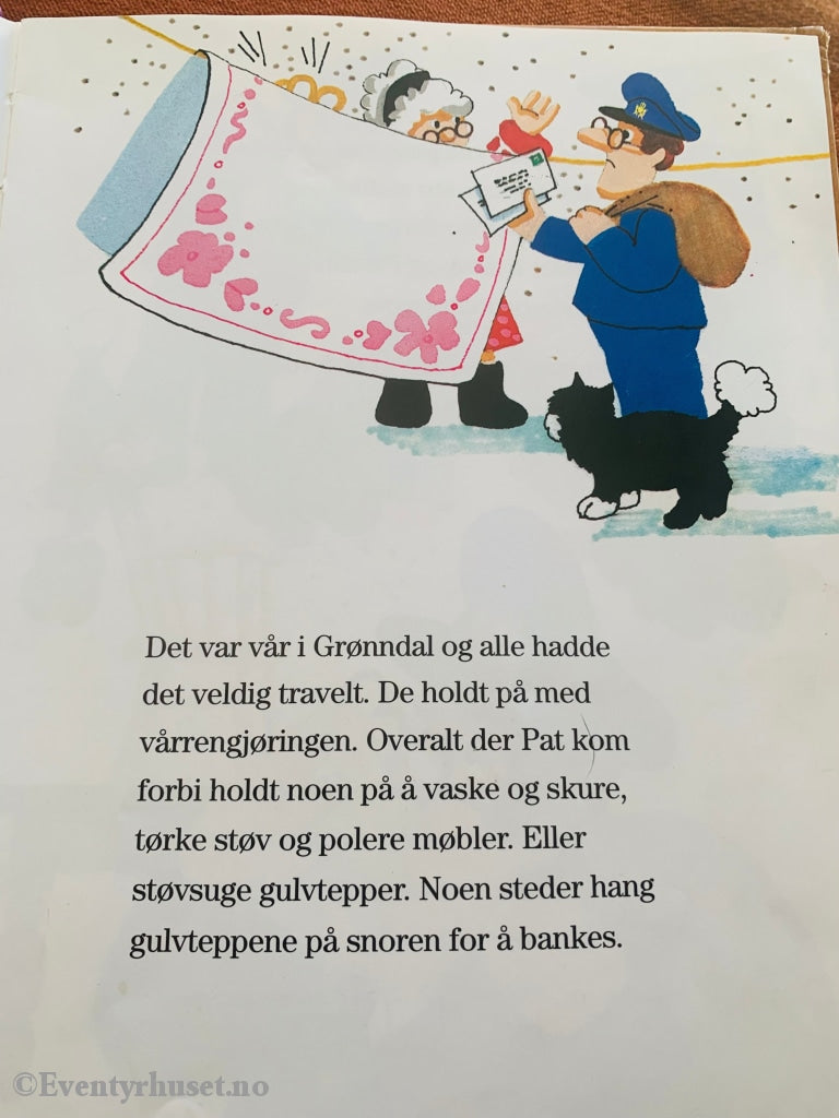 Postmann Pat I Tåka. 1988/96. Fortelling