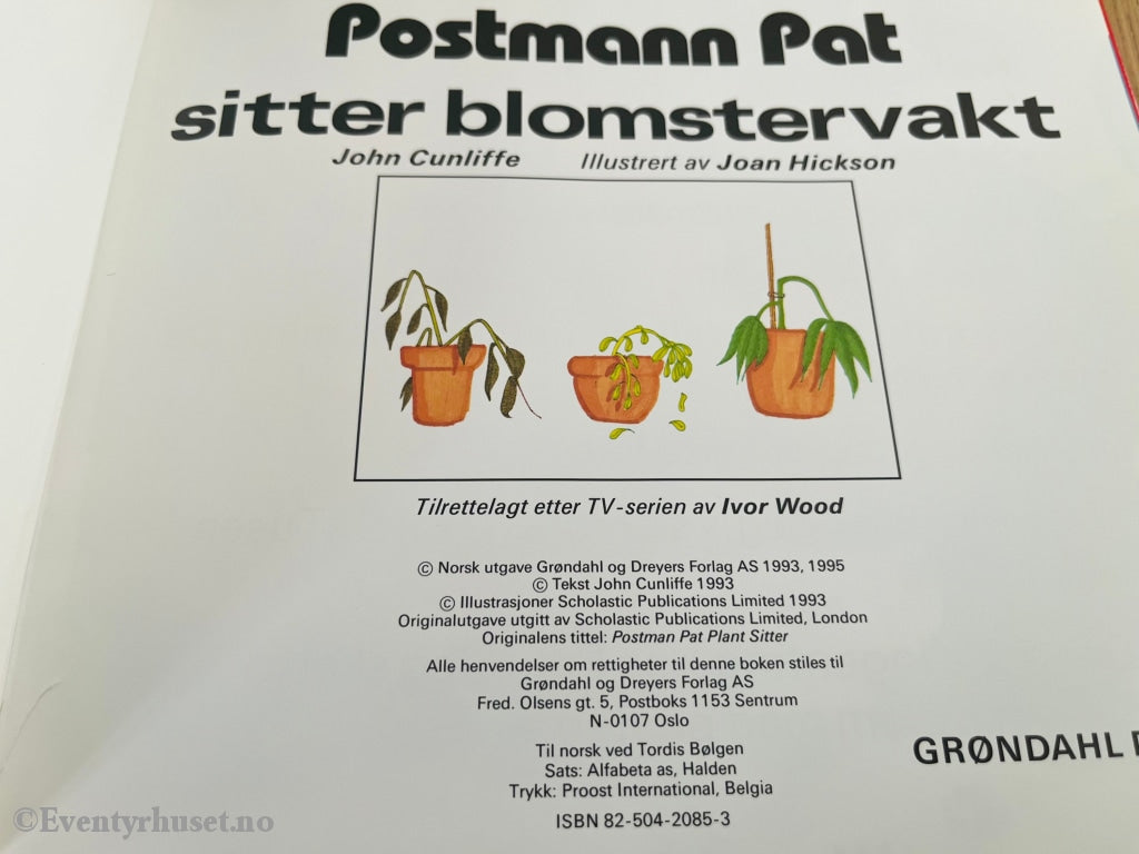 Postmann Pat Og Juletreet. 1993. Sitter Blomstervakt. Fortelling