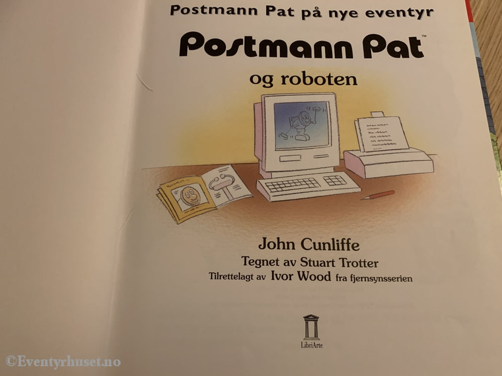 Postmann Pat På Nye Eventyr. 1998. Og Roboten. Fortelling