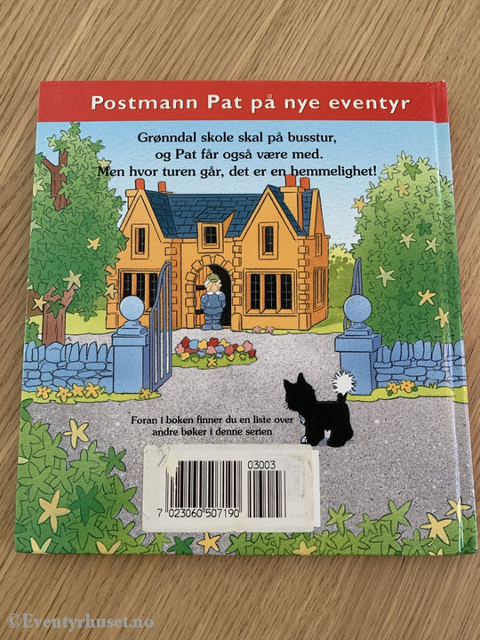 Postmann Pat På Nye Eventyr. 1998. Og Turen Ut-I-Det-Blå. Fortelling