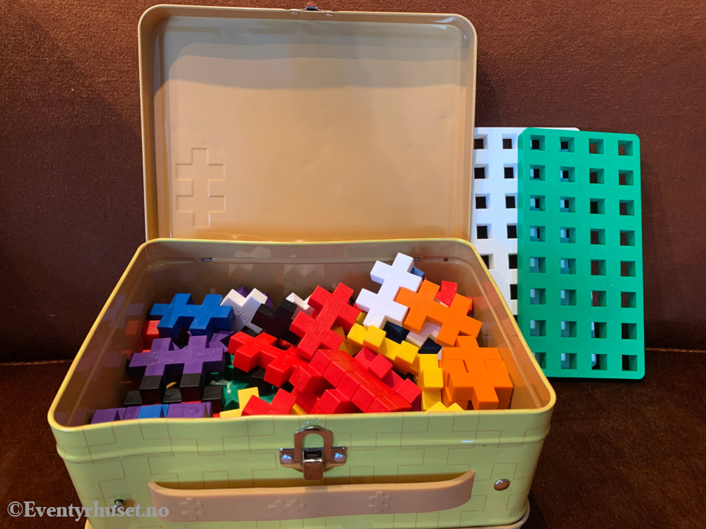 Puslespill i koffert med brikker.