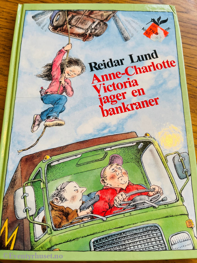 Reidar Lund. 1980-tallet. Anne-Charlotte Victoria jager en bankraner. Bok.