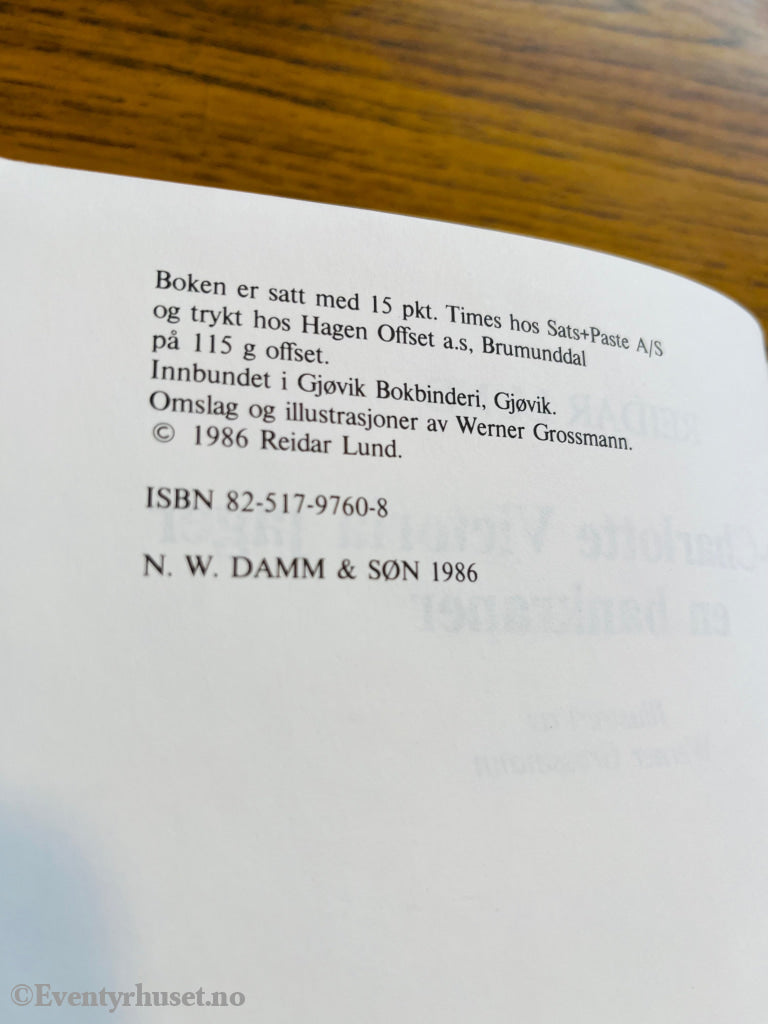 Reidar Lund. 1980-tallet. Anne-Charlotte Victoria jager en bankraner. Bok.