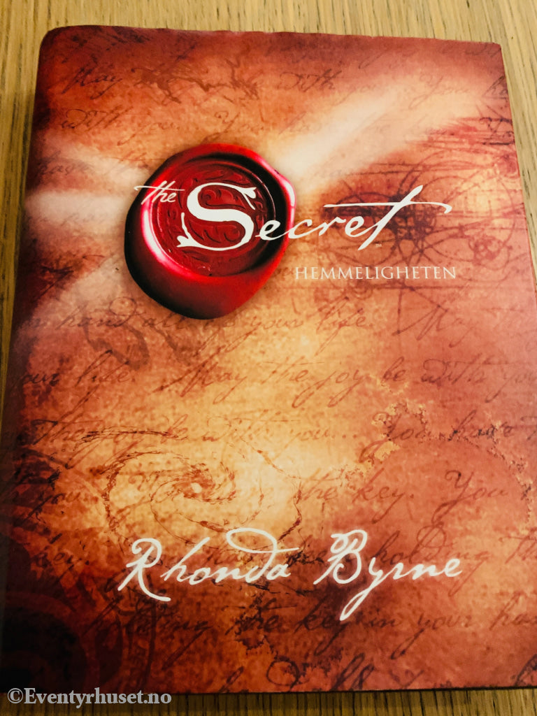 Rhonda Byrne. 2006. The Secret – Hemmeligheten. Bok.