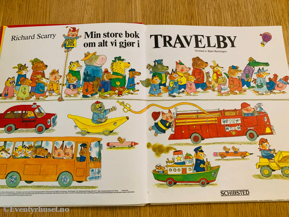 Richard Scarry. 1977. Min Store Bok Om Alt Vi Gjør I Travelby. Førsteutgave! Fortelling