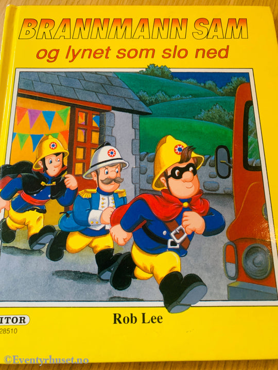 Rob Lee. Brannmann Sam Og Lynet Som Slo Ned. Nb: Introside Revet. Fortelling