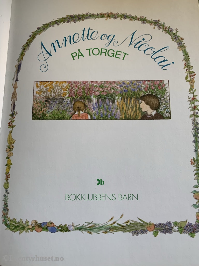 Satomi Ichikava. 1980. Annette Og Nicolai På Torget. Fortelling