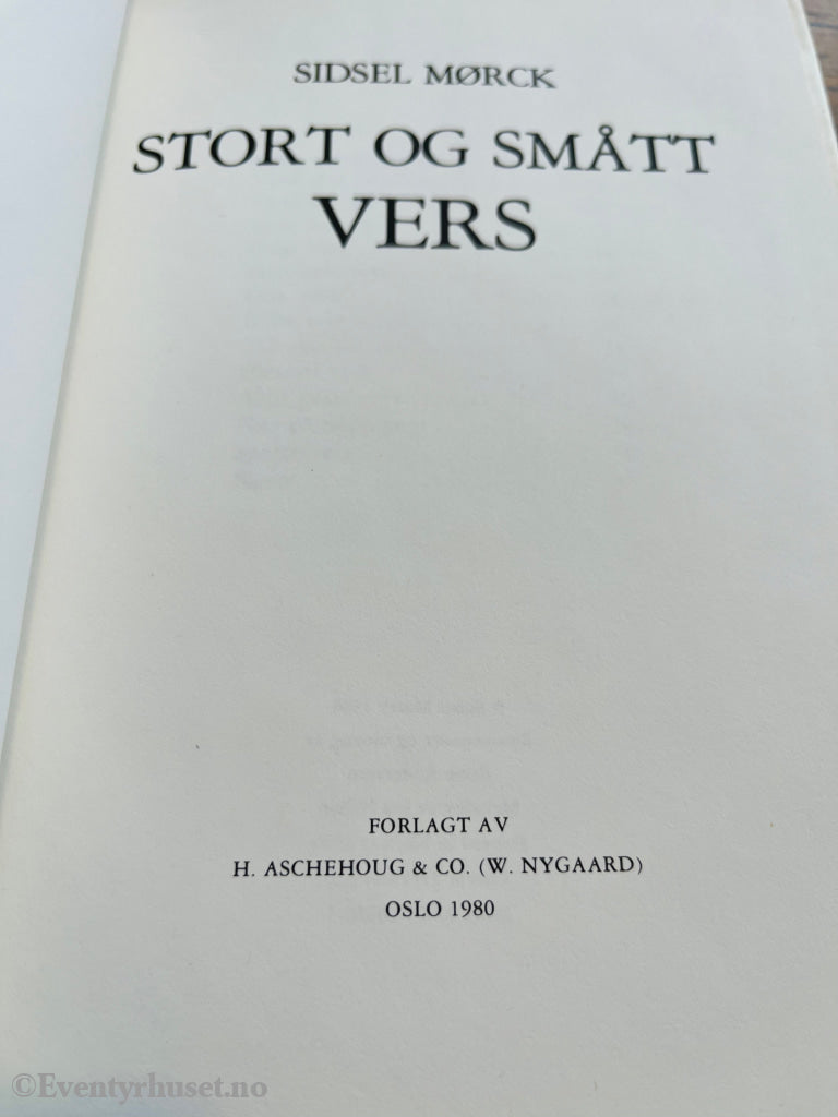 Sidsel Mørck. 1976. Stort og smått vers. Bok.